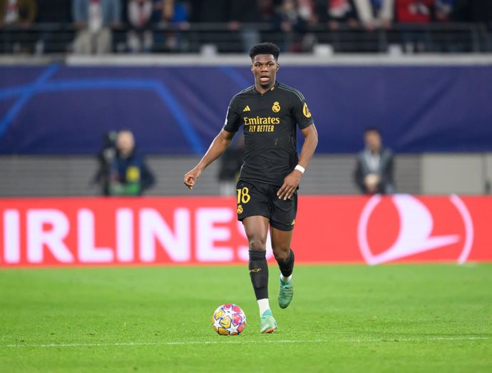 Archivo - FILED - 13 February 2024, Saxony, Leipzig: Madrid's Aurelien Tchouameni plays the ball during the UEFA Champions League soccer match between RB Leipzig and Real Madrid at Red Bull Arena. The French footballer was the victim of racist chants foll