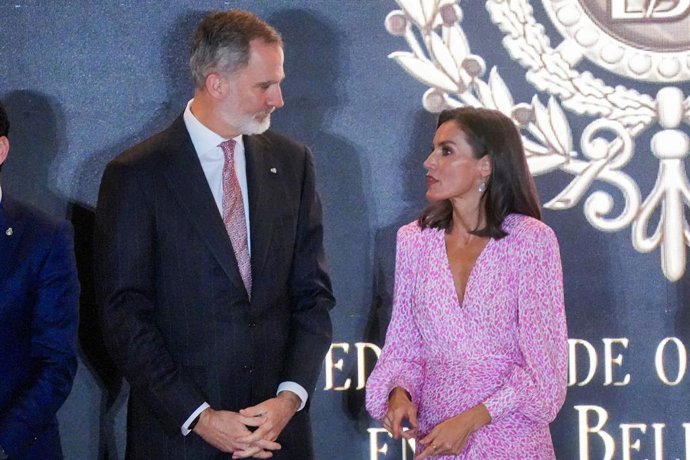 Los Reyes de España durante la entrega de las Medallas de Oro al Mérito en las Bellas Artes 2022 en el Palacio de Congresos, a 3 de abril de 2024 en Cádiz (Andalucía, España). Los Reyes de España presiden la entrega de las Medallas de Oro al Mérito en las