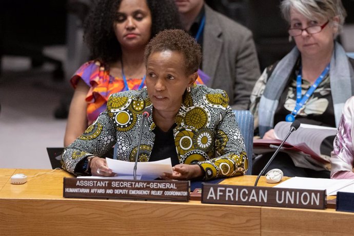 Archivo - UNITED NATIONS, April 26, 2023  -- UN Assistant Secretary-General for Humanitarian Affairs Joyce Msuya (front) speaks at a Security Council meeting on Sudan at the UN headquarters in New York on April 25, 2023. Fighting in Sudan is quickly turni