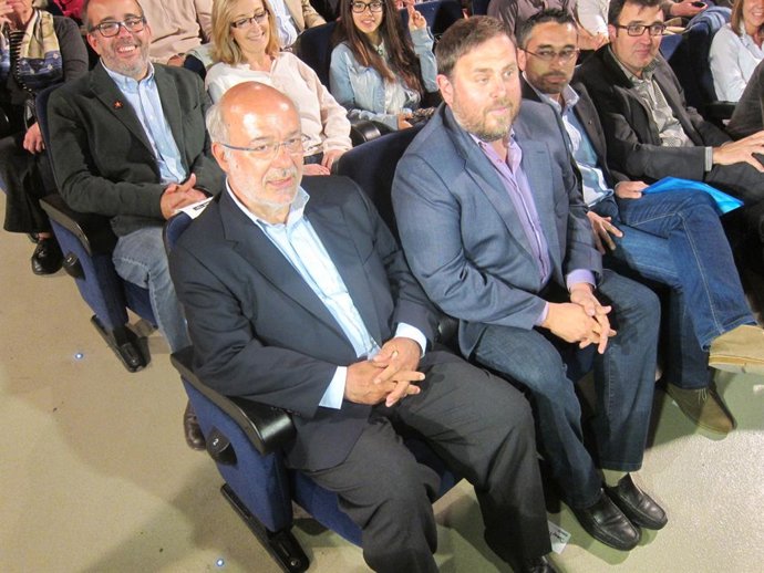 Archivo - El candidato de ERC, Josep Maria Terricabras, y Oriol Junqueras
