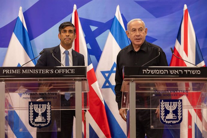 Archivo - October 18, 2023, Jerusalem, Israel: British Prime Minister Rishi Sunak, left, and Israeli Prime Minister Benjamin Netanyahu, right, listen to a question during a joint press conference on the Hamas attacks against Israel, October 18, 2023 in Je