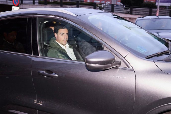 El candidato a lehendakari del PNV, Imanol Pradales, abandona el hospital de Cruces tras ser atendido tras la agresión con spray de pimienta tras un mitin en Barakaldo (Bizkaia)