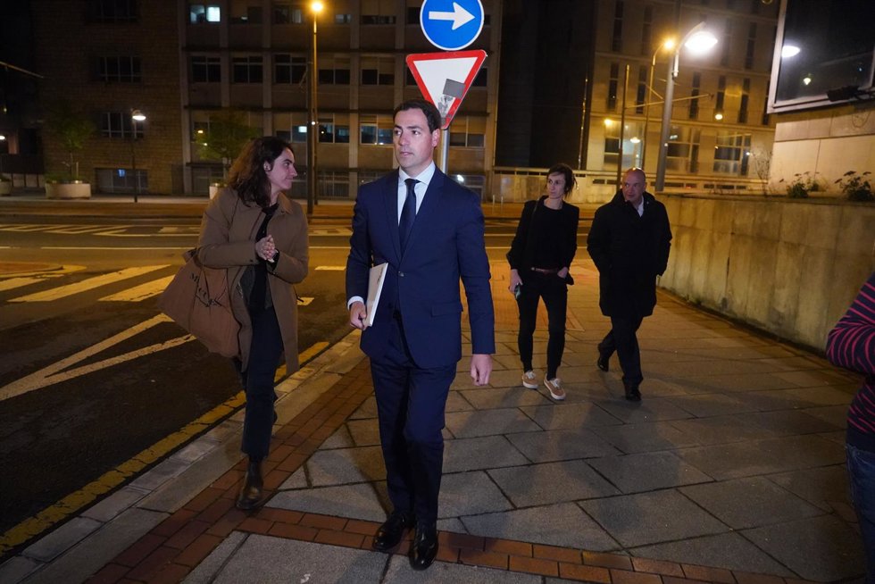 El candidato a lehendakari del PNV, Imanol Pradales, a su salida del Hospital de Cruces, tras ser atendido de una agresión en Getxo