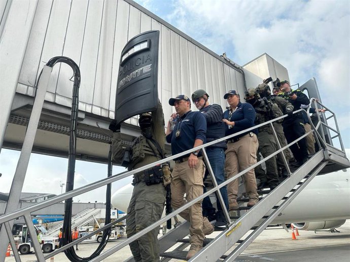 Archivo - El exjefe de las paramilitares Autodefensas Unidas de Colombia (AUC) Salvatore Mancuso en el aeropuerto de Bogotá