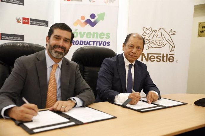 Javier León, Gerente de Asuntos Corporativos y Comunicación Externa de Nestlé para Perú y Bolivia, y el Ministro de Trabajo y Promoción del Empleo, Daniel Ysau Maurate Romero, firmaron el convenio para capacitar a 100 jóvenes en situación de