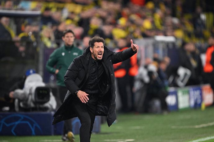 16 April 2024, North Rhine-Westphalia, Dortmund: Atletico coach Diego Simeone gestures on the touchline during the UEFA Champions League quarter-finals, second leg soccer match between Borussia Dortmund and Atletico Madrid at Signal Iduna Park. Photo: Fed