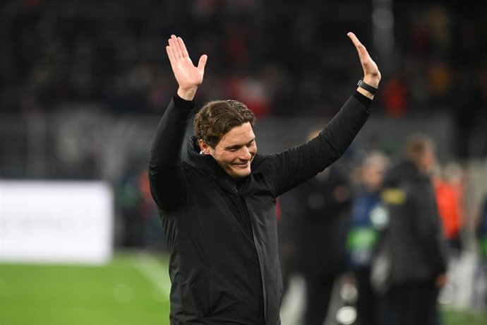 16 April 2024, North Rhine-Westphalia, Dortmund: Dortmund coach Edin Terzic greets the fans after the final whistle of the UEFA Champions League quarter-finals, second leg soccer match between Borussia Dortmund and Atletico Madrid at Signal Iduna Park. Ph
