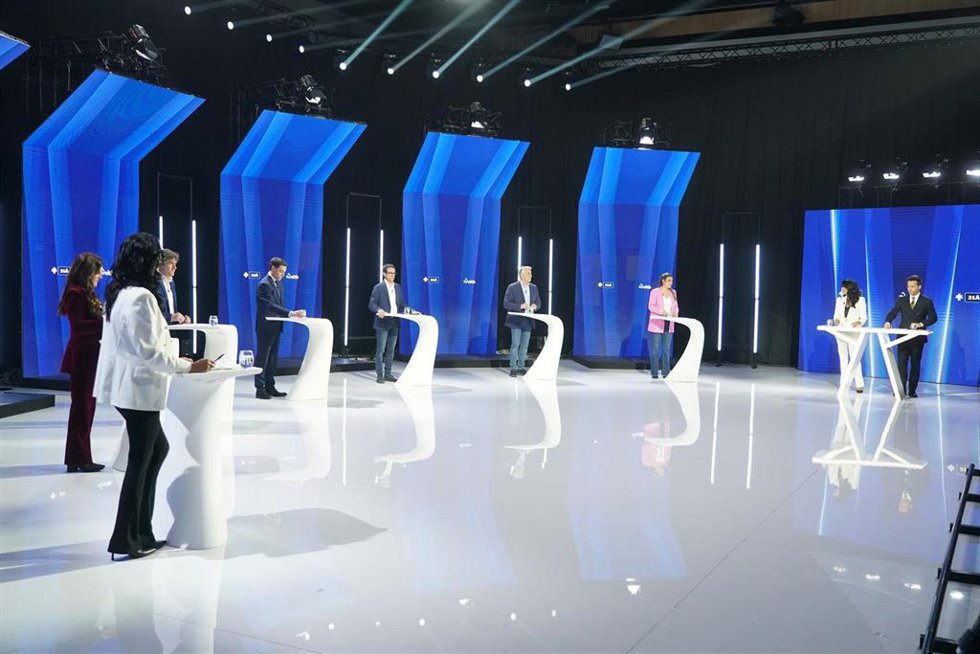 (I-D) La candidata de VOX a Lehendakari, Amaia Martínez; la candidata de Elkarrekin Podemos a lehendakari, Miren Gorrotxategi; el secretario general de PSE-EE y candidato del partido a Lehendakari, Eneko Andueza; el candidato del PNV a Lehendakari, Iman