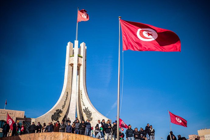 Archivo - March 2, 2024: Tunis, Tunisia. 02 March 2024. Supporters of the Tunisian General Labour Union demonstrate in Al Kasbah Square in Tunis. Participants waved the Tunisian flag and raised banners demanding union rights, social and economic rights, a