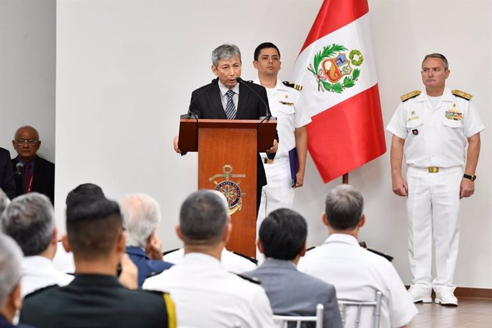 Ministro de Economía y Finanzas, José Arista Arbildo, participa en la firma del contrato entre SIMA Perú y Hyundai Heavy Industries, para desarrollar la industria naval en el país.