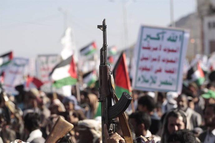 Archivo - January 26, 2024, Sanaa, Sanaa, Yemen: Protesters supporting the Houthis hold up guns during  a rally against the U.S.-led strikes on Houthi targets, in Sanaa, Yemen..Yemeni Houthi launched a ballistic missile on Friday aimed at a U.S. warship p