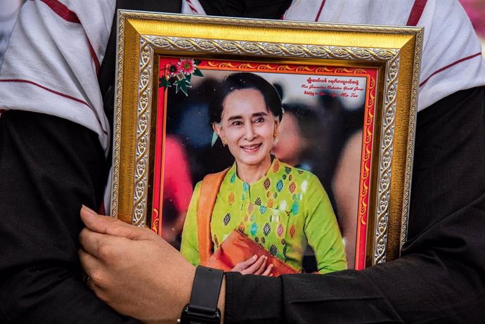 Archivo - Un manifestante con un cuadro con la imagen de la antigua líder 'de facto' de Birmania Aung San Suu Kyi durante una protesta en la capital de Tailandia, Bangkok (archivo)