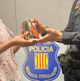 Los Mossos d'Esquadra devuelven a su propietaria una hucha con 2.500 euros tras haber sido robada por un instalador de fibra óptica en Cambrils (Tarragona)