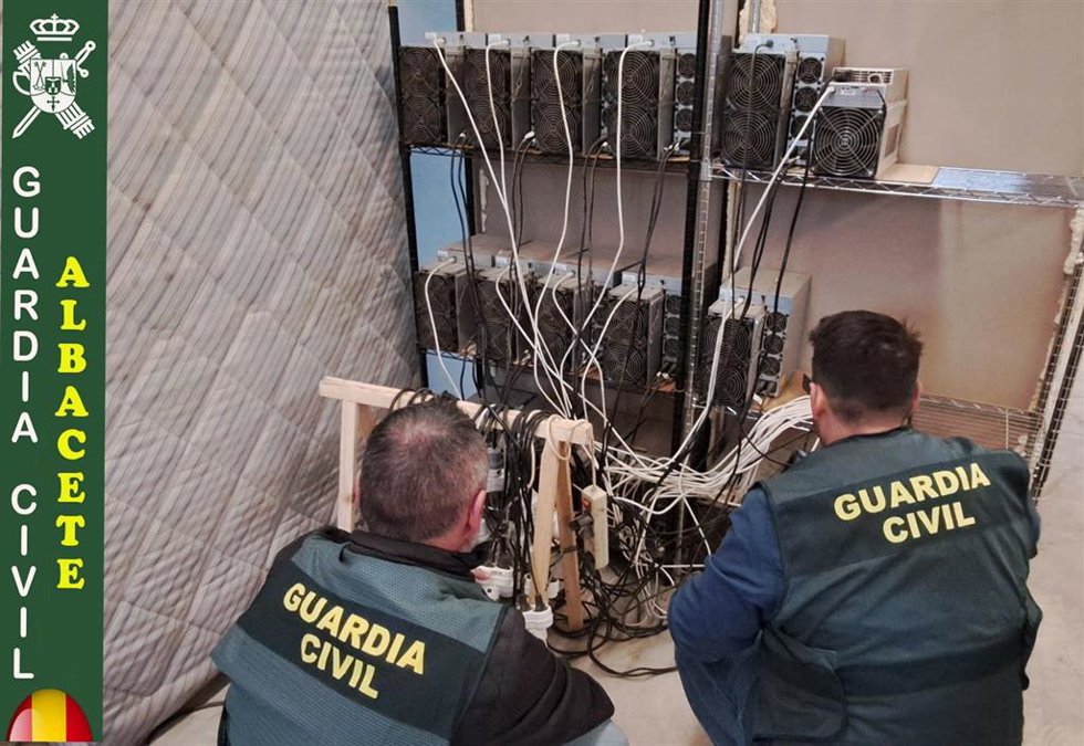 Archivo - Detenidas tres personas por defraudación de fluido eléctrico en naves industriales en las que mantenían activas "granjas" para el minado de criptomonedas .
