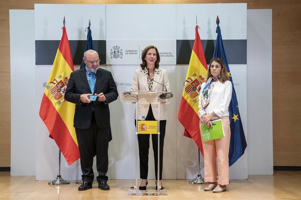 Archivo - La presidenta de AEB, Alejandra Kindelán, ofrece una rueda de prensa tras una reunión con la vicepresidenta primera y ministra de Asuntos Económicos y Transformación Digital, Nadia Calviño, y las asociaciones financieras en la sede del Ministe
