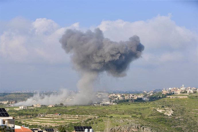 Columna de humo tras un bombardeo del Ejército de Israel contra Majdal Zun, en el sur de Líbano (archivo)