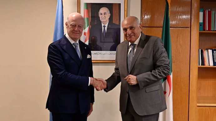 El enviado especial de la ONU para el Sáhara Occidental, Staffan de Mistura, y el ministro de Exteriores de Argelia, Ahmed Attaf