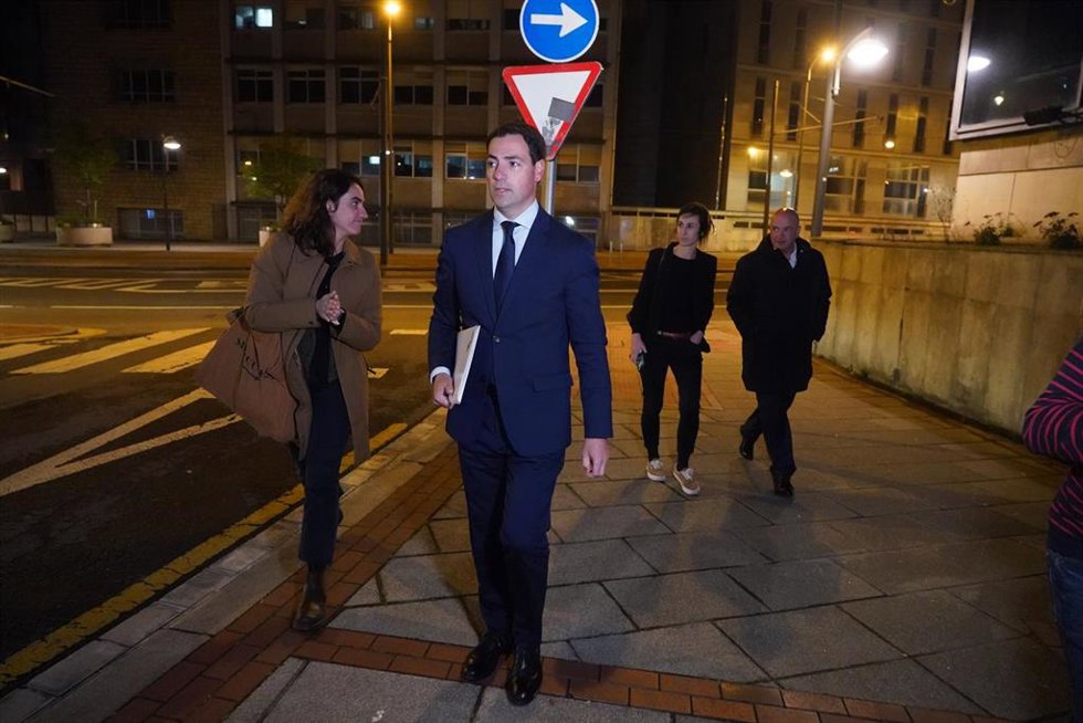 El candidato del PNV a Lehendakari, Imanol Pradales, a su llegada al debate electoral, en la sede de EiTB, a 16 de abril de 2024, en Bilbao, Vizcaya, País Vasco (España). El debate se enmarca previo a los comicios vascos del próximo domingo, 21 de abril