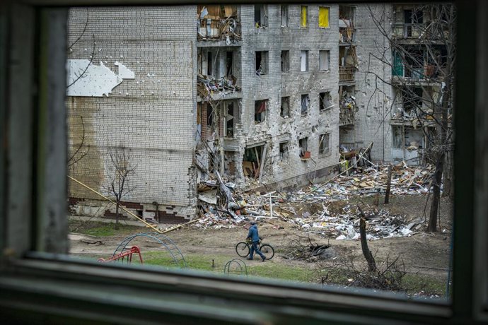 Archivo - Edificio dañado por un ataque del Ejército de Rusia contra la ciudad de Chernígov, en el norte de Ucrania (archivo)