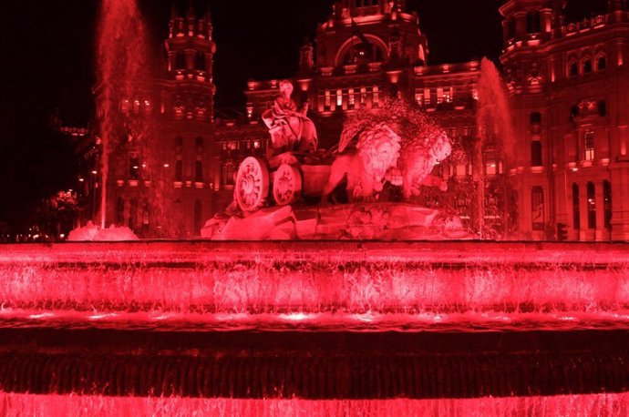 La Fuente de Cibeles iluminada de rojo