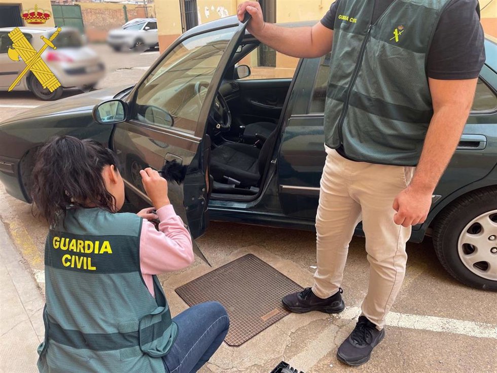 Agentes inspeccionan un vehículo forzado.