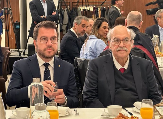 El presidente de la Generalitat y candidato de ERC a la reelección, Pere Aragonès, con el exconseller Andreu Mas-Colell