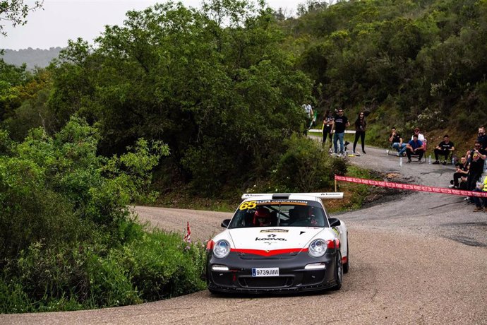Un grupo de personas observa el paso de vehículos durante el 41º Rallye Sierra Morena.