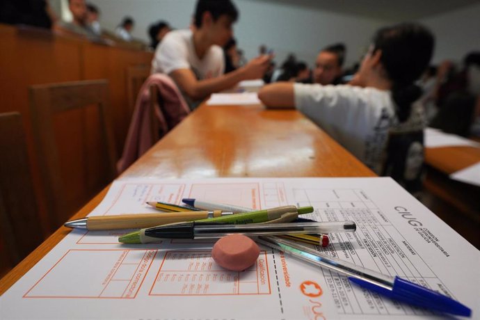 Archivo - Bolígrafos y lápices el día que comienzan las pruebas de acceso a la universidad 