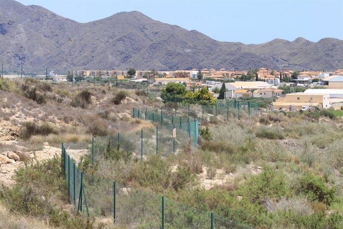 Archivo - Detalle del vallado que restringe el acceso a la parcela contaminada por el accidente nuclear en Palomares (Almería)