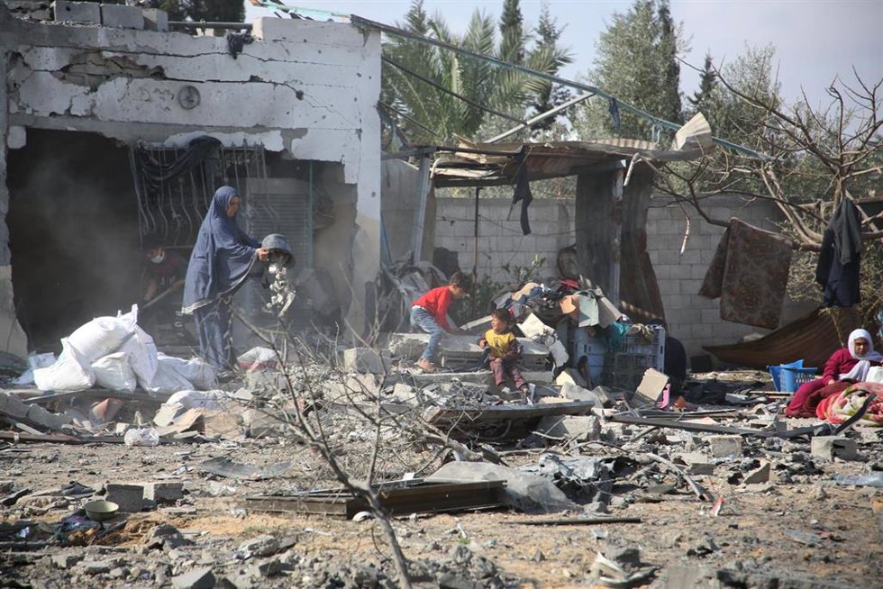 Palestinos entre las ruinas de una casa destruida por un ataque del Ejército de Israel contra la ciudad de Rafá, en el sur de la Franja de Gaza (archivo)