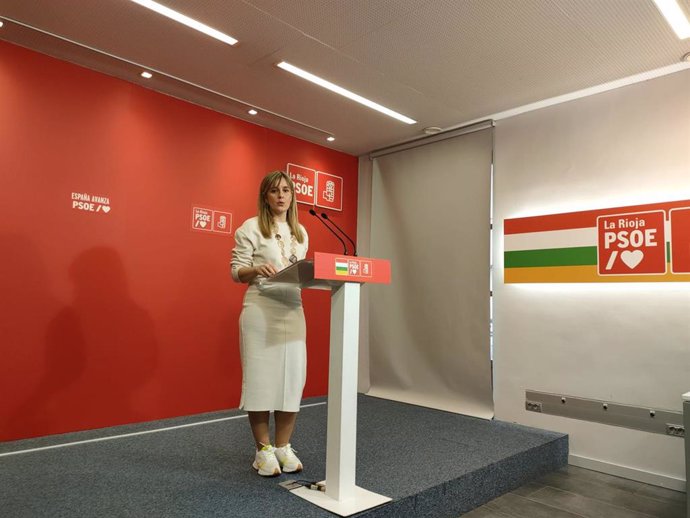 La portavoz adjunta del Grupo Parlamentario Socialista, Sara Orradre, en comparecencia de prensa
