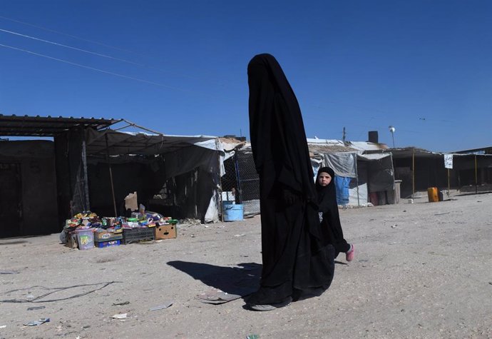 Archivo - Una mujer y su hija caminan por el centro de detención de Al Hol 
