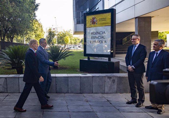 Archivo - El administrador de la NASA, Bill Nelson (1i), junto al director de la Agencia Espacial Española y coordinador del PERTE Aeroespacial, Miguel Belló (2i), a su llegada a la sede de la Agencia Espacial Española en 2023