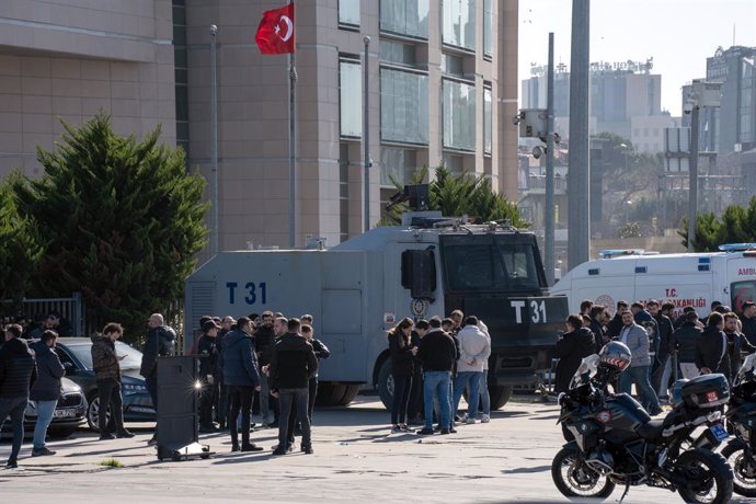 Archivo - 06 February 2024, Turkey, Sisli: Security officers secure the area where an armed attack was carried out at the police station in front of the Caglayan Palace of Justice in Istanbul. Two assailants were killed and six people, including three pol