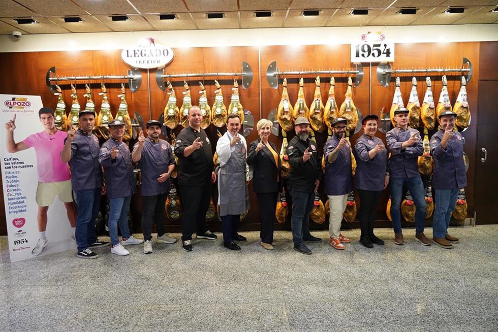 El equipo de la Selección Española de Carniceros (SEC) junto al director general de El Pozo Alimentación, Rafael Fuertes y la secretaria general de CEDECARNE, María Sánchez