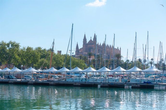 Vista de la instalación de las carpas con motivo de la celebración de la 40º edición de Palma International Boat Show.