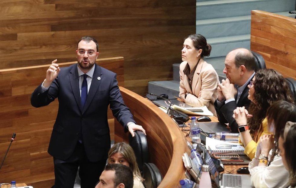 El presidente del Principado de Asturias, Adrián Barbón en la Junta General.