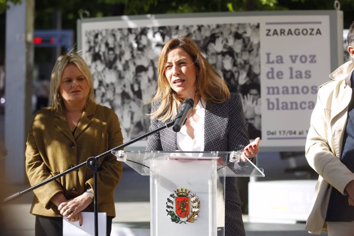 La alcaldesa de Zaragoza, Natalia Chueca, junto a la hermana de Miguel Ángel Blanco, Marimar Blanco.