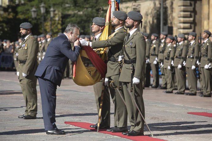 Archivo - Un civil besa la bandera de España durante su Jura de Bandera, en la plaza de la Escandalera, a 30 de septiembre de 2023, en Oviedo, Asturias (España). 