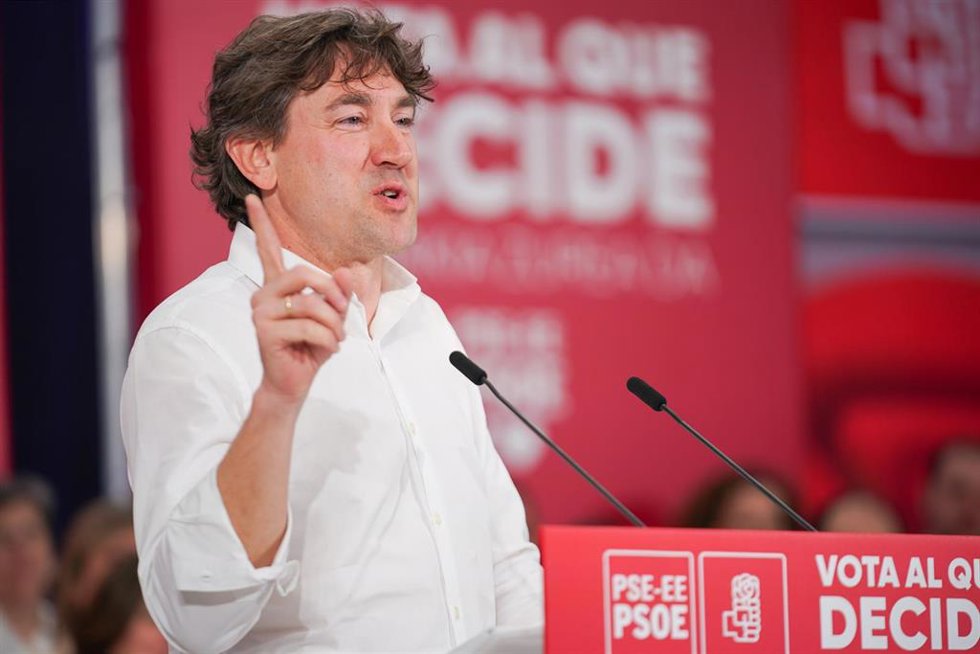 El secretario general del PSE-EE y candidato a Lehendakari, Eneko Andueza, interviene durante un acto de campaña del PSOE, en el Palacio Europa