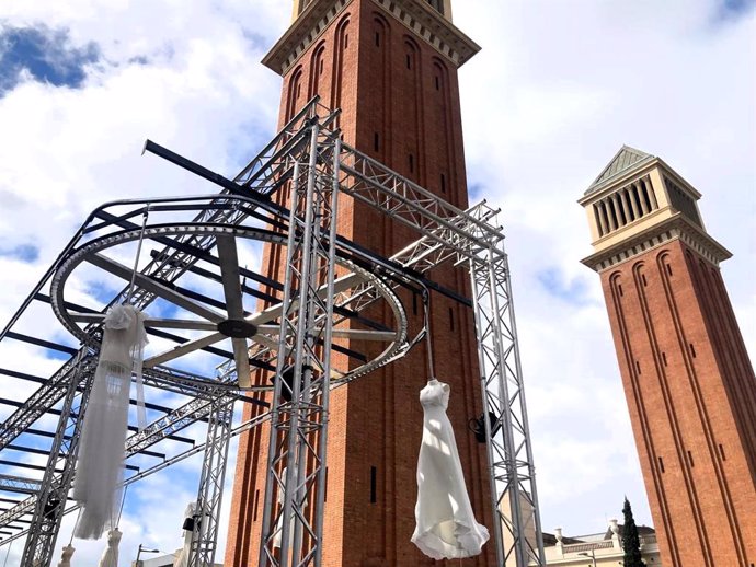 Barcelona Bridal Fashion Week cuelga vestidos ante el salón para acercar la moda a la calle