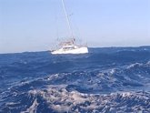 Foto: Salvamento Marítimo y Gardacostas buscan al tripulante de un velero encontrado a la deriva frente a la Costa da Morte