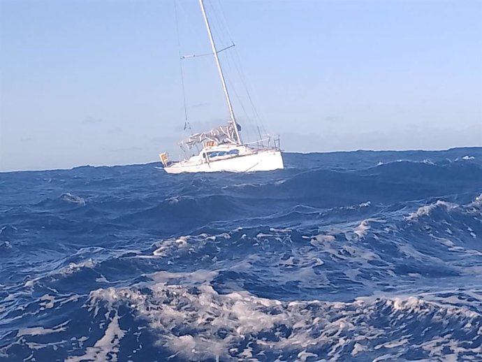Velero encontrado a la deriva frente a la Costa da Morte
