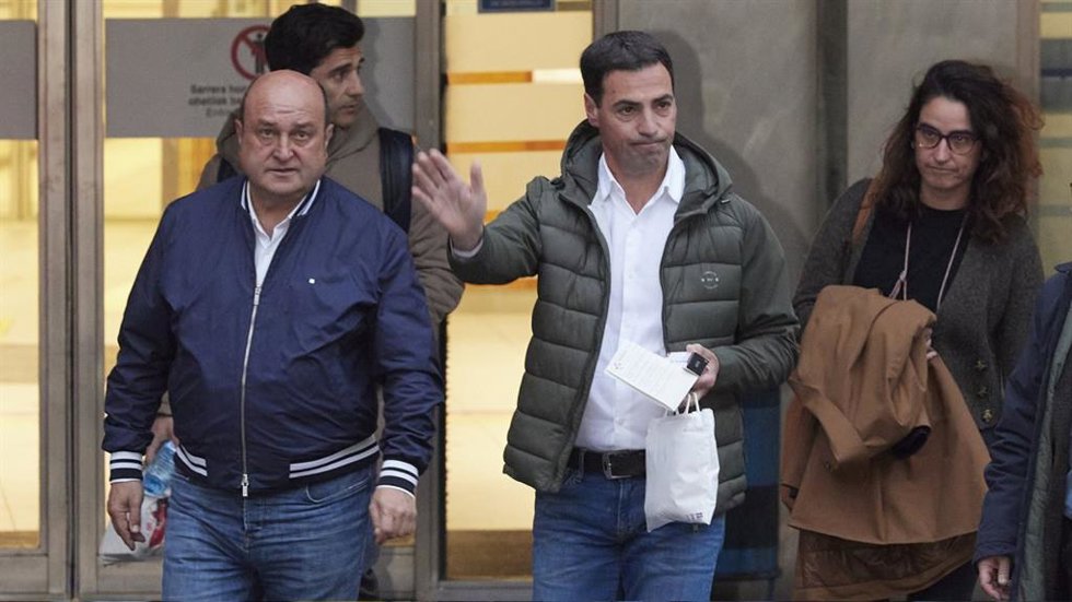 El candidato a lehendakari del PNV, Imanol Pradales, a su salida del Hospital de Cruces, en el que fue atendido tras un ataque con espray pimienta