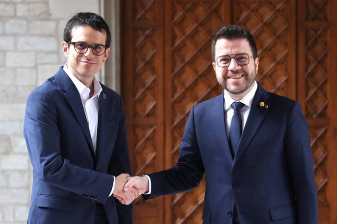 Archivo - El candidato de EH Bildu a lehendakari, Pello Otxandiano, con el president de Catalunya, Pere Aragonés, en el Palau de la Generalitat, en Barcelona