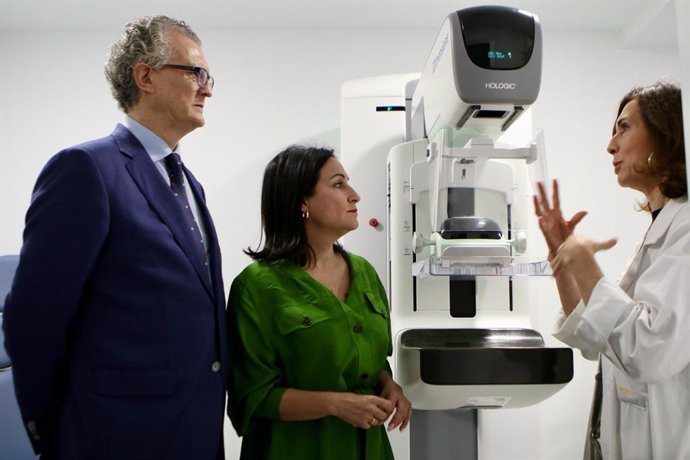 El consejero de Salud, Juan José Pedreño, visitó el Servicio de Radiología del hospital de Yecla.