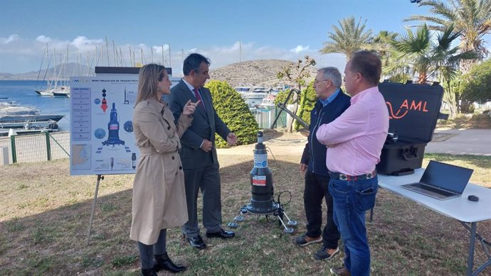 El consejero de Medio Ambiente, Universidades, Investigación y Universidades muestra una de las boyas de monitorización que hay en el Mar Menor.