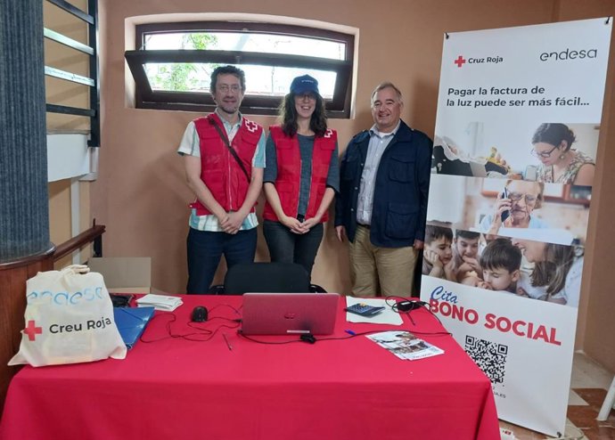 Endesa y Cruz Roja asesoran a clientes sobre el bono social.