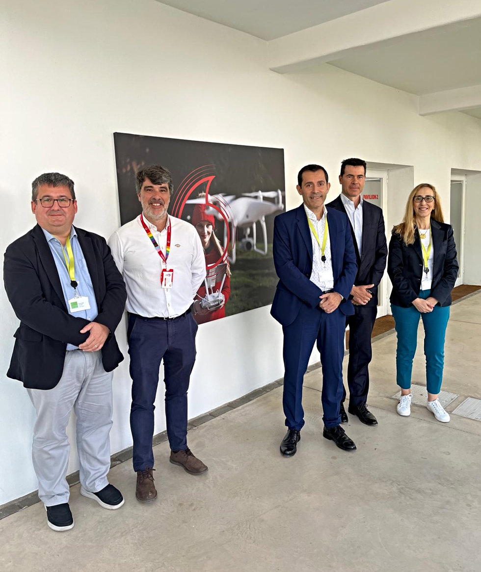 El consejero de Innovación del Cabildo de Tenerife, Juan José Martínez (en el centro), en una visita al centro de Vodafone de Málaga