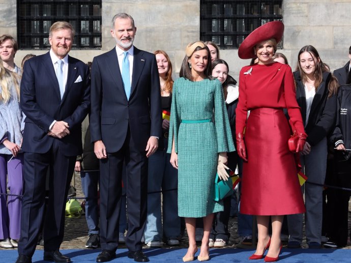 Los Reyes Felipe y Letizia han sido recibidos con honores en la Plaza Dam de Amsterdam por los Reyes Guillermo y Máxima de los Países Bajos